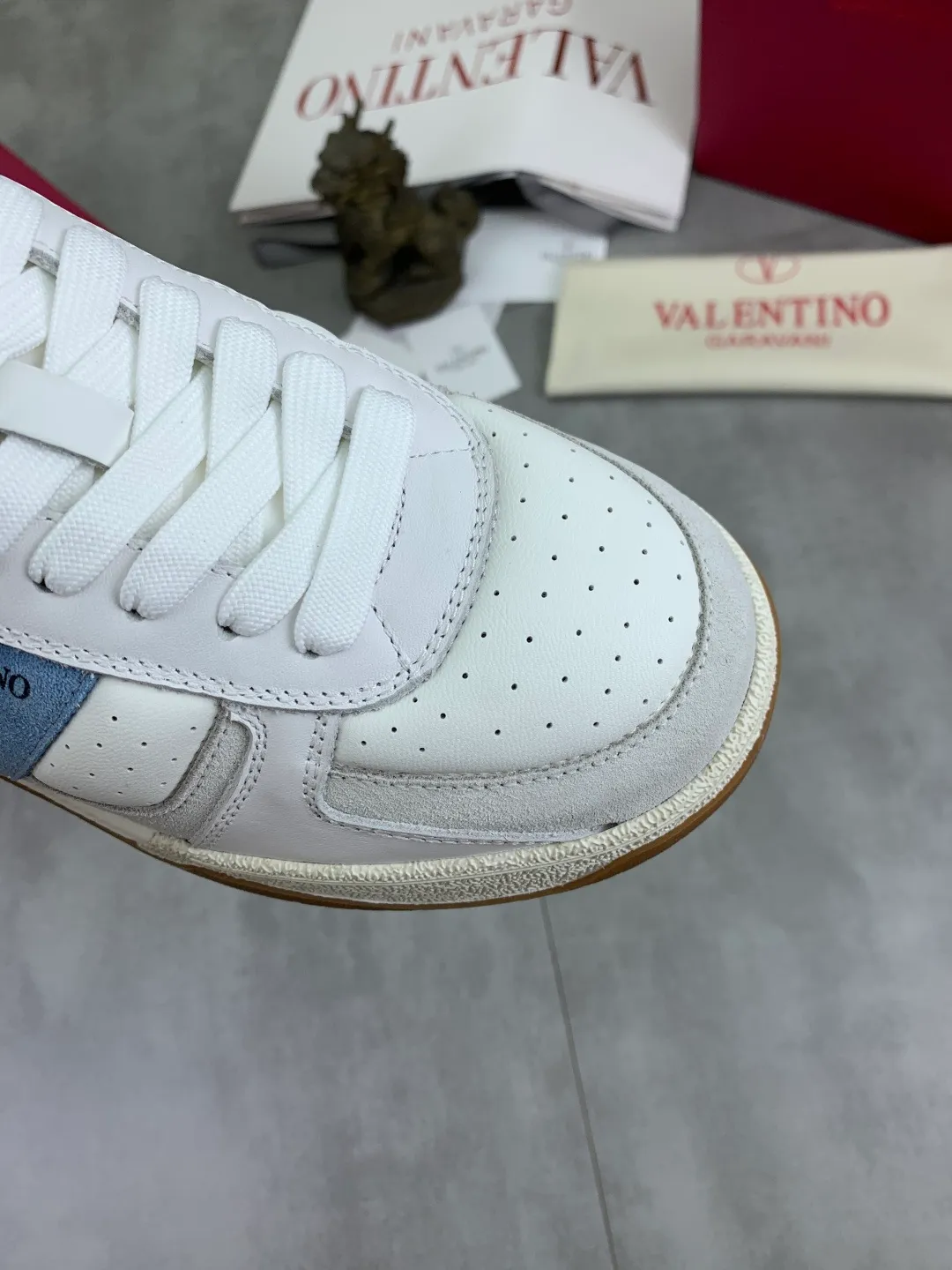 Men's men's shoes 💰P600 New model Latest Valentino Valentino V family new casual young fashion trend sports shoes Full of vitality No age limit Very light and comfortable on the feet Packaging Original purchase and development Production of goods Various color combinations are eye-catching Activate the charming sunny boy Shoe design combines coolness with daily style Full of street style Multi-color options!   Fabric: original material splicing/first-layer cowhide Lining: imported cowhide/original logo sweat-absorbent and breathable foot pad Outsole: TPU foam lightweight material outsole Brand injection insole Code number: 38-46 Full set of packaging Color: 3️⃣ colors available